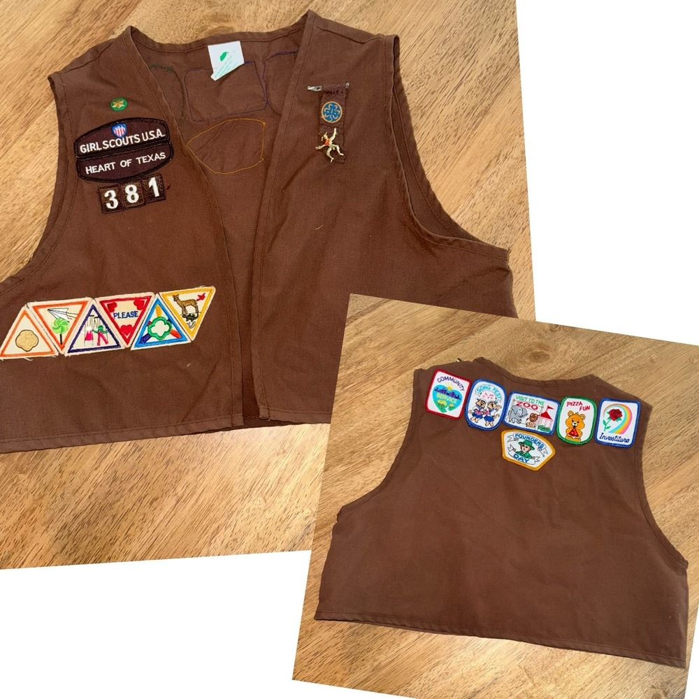 Vintage Girl Scouts Brownies badges patches pins vest Top Halloween 1980's (?)
